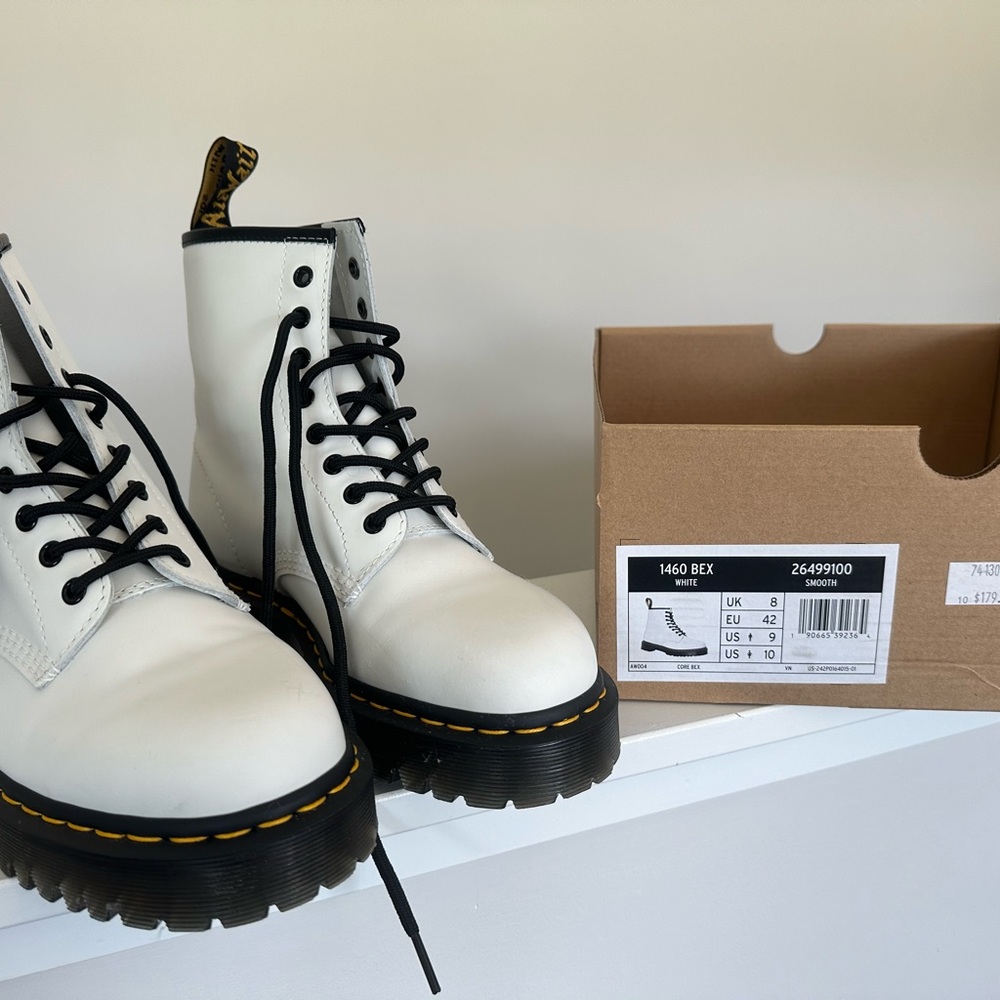 Woman’s Dr Martens bex 1460 (smooth) lace up boot , woman’s size 10